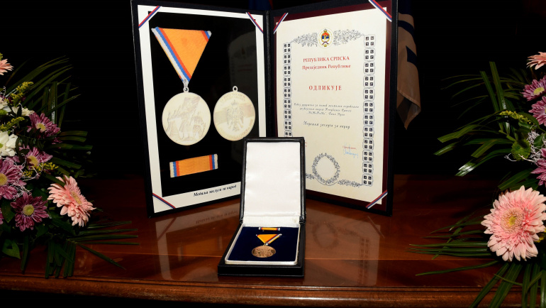 MeNeRaLi odlikovan Medaljom zasluga za narod